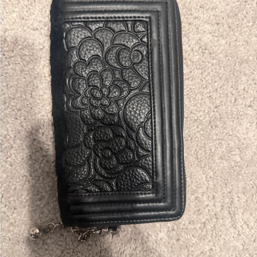CHANEL Black Floral Embossed Wallet - Picture 12 of 12